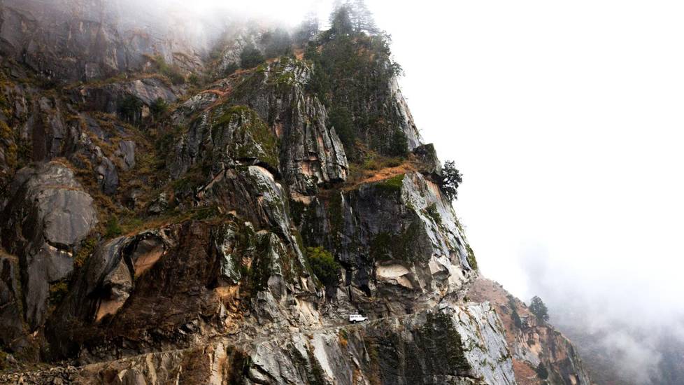 通往喜馬拉雅山谷的危險公路