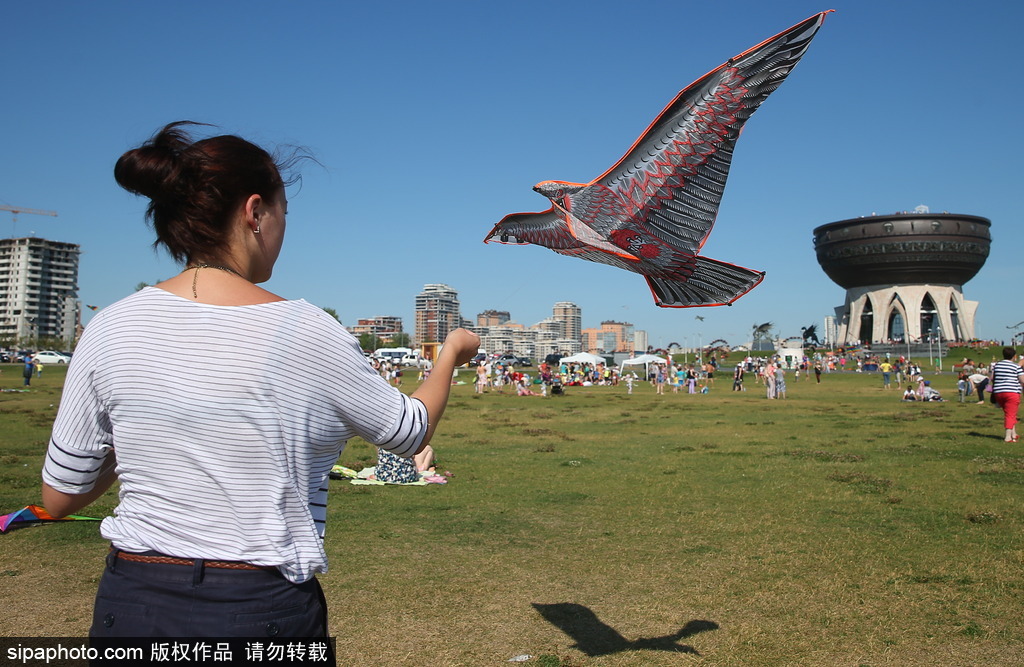 俄羅斯喀山風箏節(jié) 追逐藍天童趣滿滿
