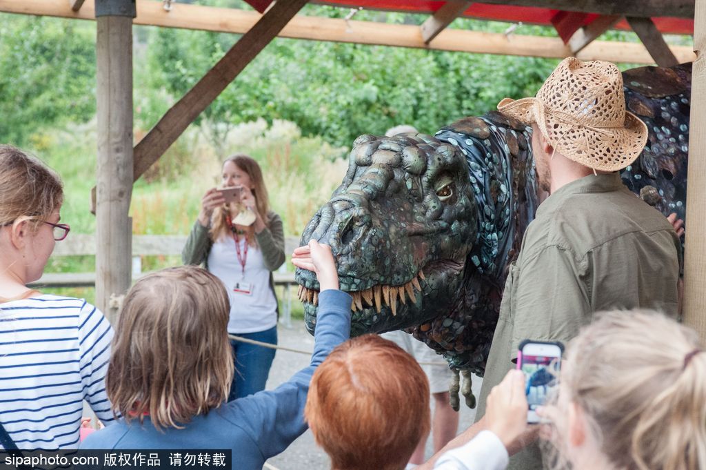 英國(guó)恐龍展超逼真 彷佛回到侏羅紀(jì)