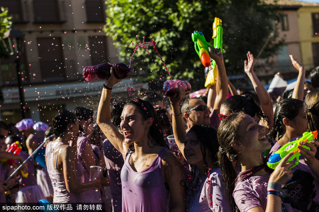 西班牙小鎮舉行“紅酒大戰” 上演紫色狂歡