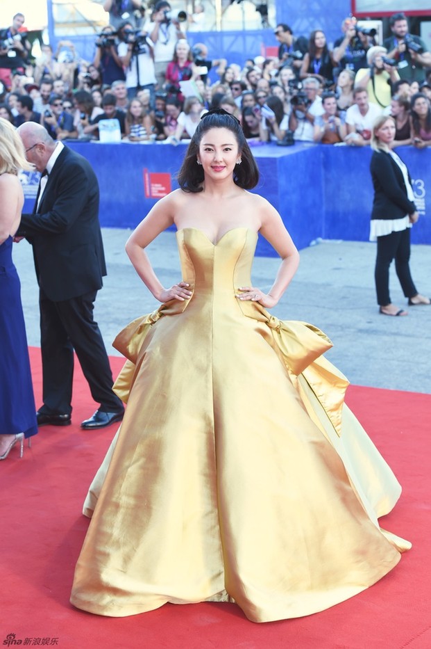 73屆威尼斯電影節開幕 評委趙薇魚尾禮裙優雅亮相