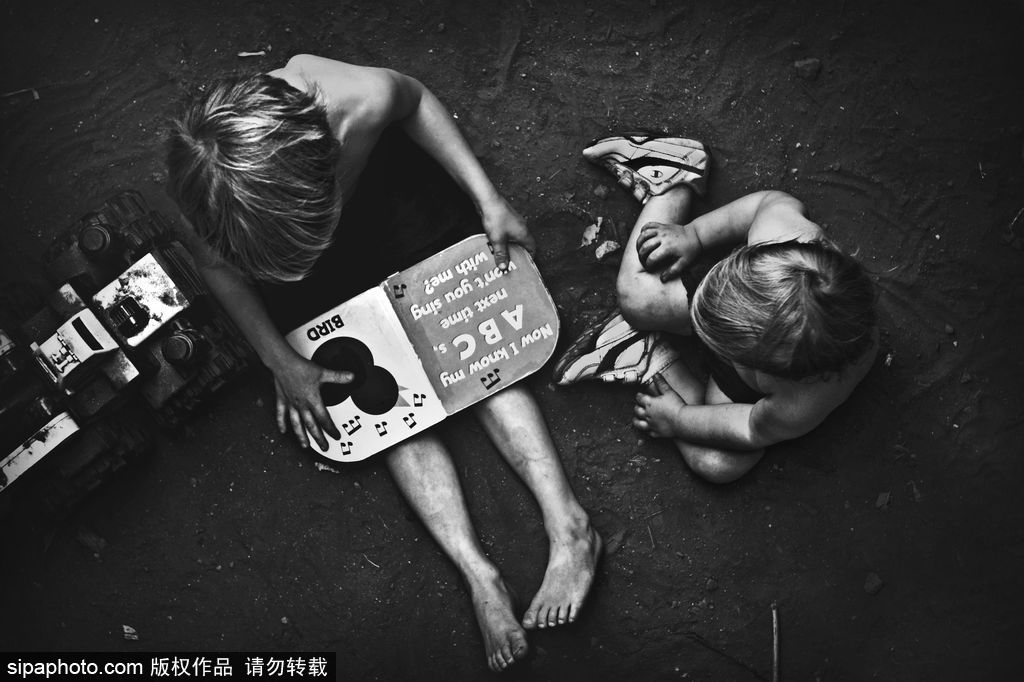 “童年不插電”系列經典攝影作品 童趣黑白最純粹