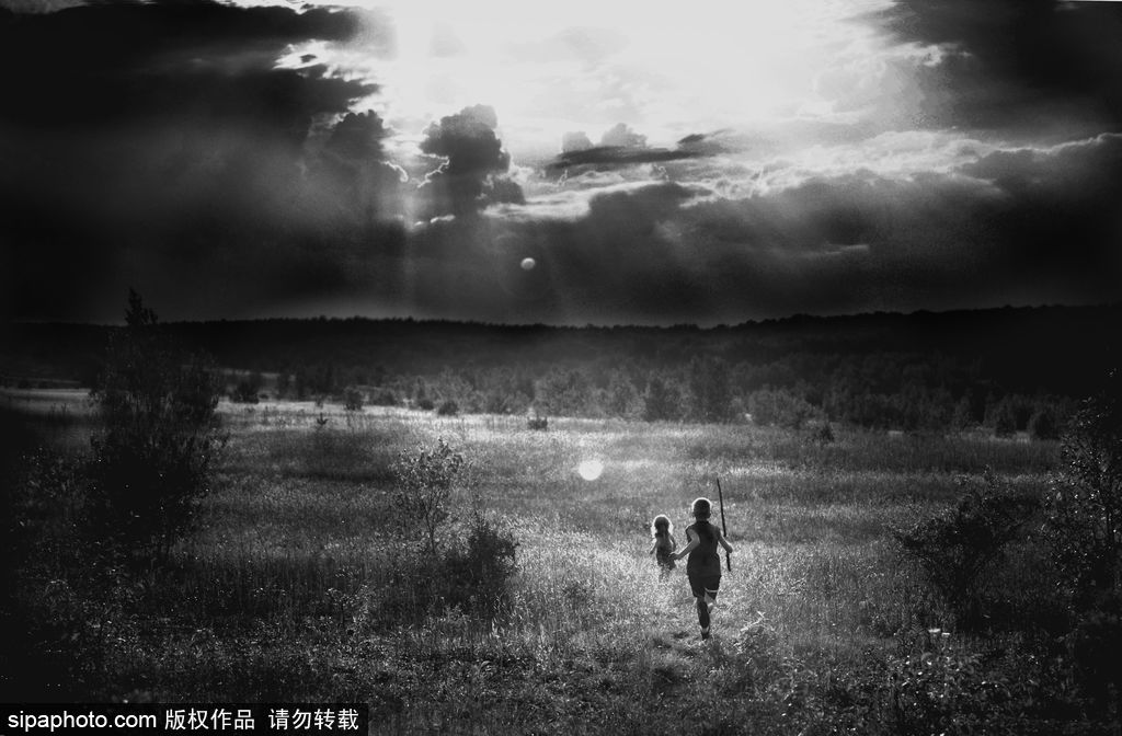 “童年不插電”系列經(jīng)典攝影作品 童趣黑白最純粹