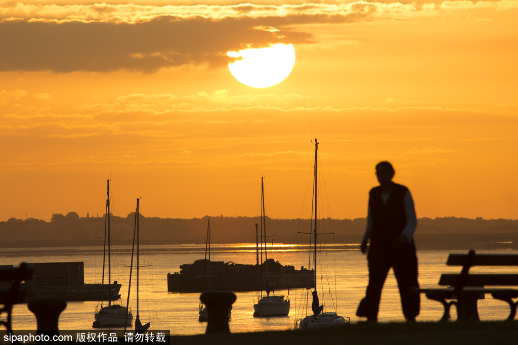 英國泰晤士河日出美景 迎來九月第一縷曙光
