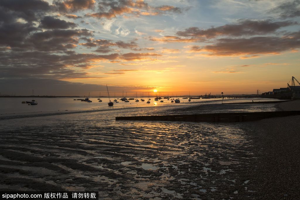 英國(guó)泰晤士河日出美景 迎來九月第一縷曙光