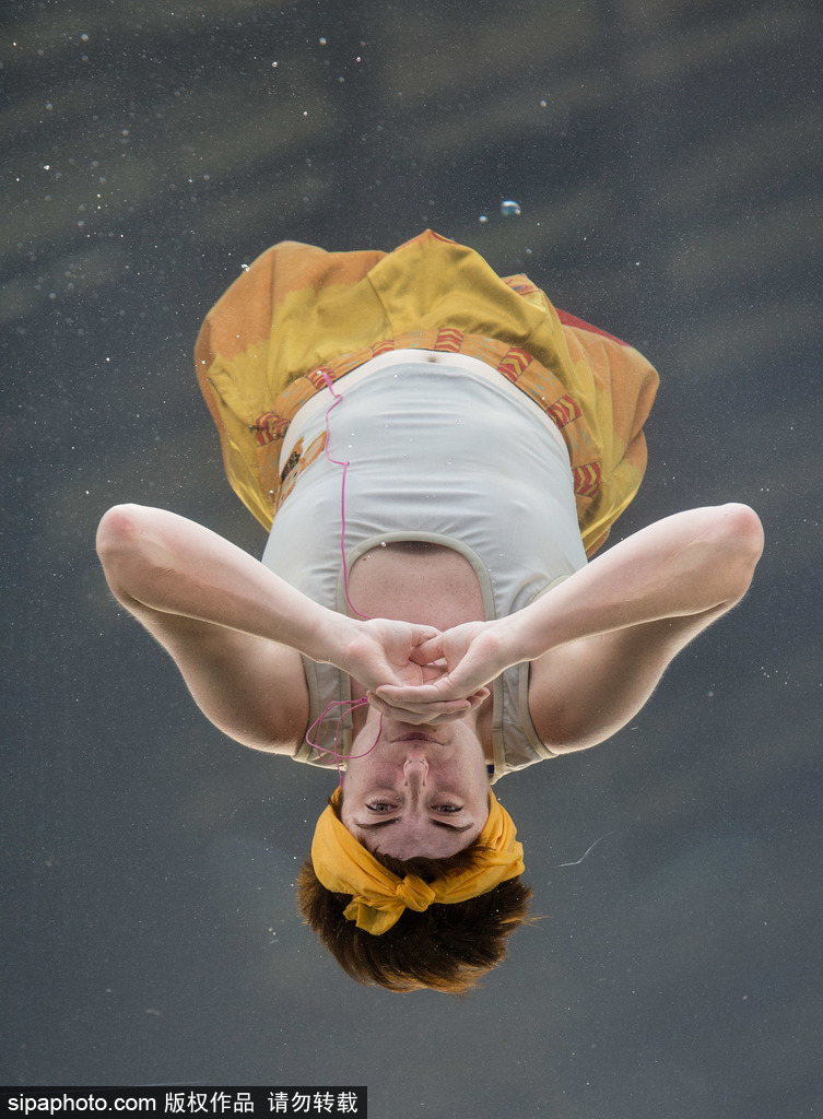 英國：水下表演項目Holoscenes亮相倫敦 所有節目在狹小水缸中完成