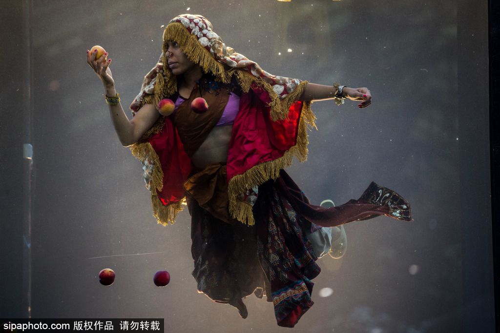 英國：水下表演項(xiàng)目Holoscenes亮相倫敦 所有節(jié)目在狹小水缸中完成