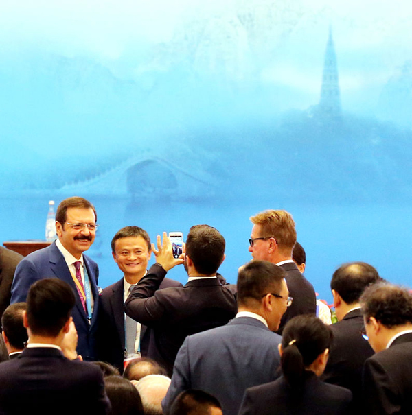 B20峰會開幕式 馬云成合影“明星”