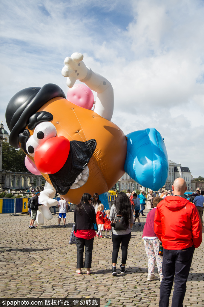 比利時(shí)動(dòng)漫節(jié)：帝國(guó)士兵霸氣現(xiàn)身地鐵站 各種超萌角色嗨不停