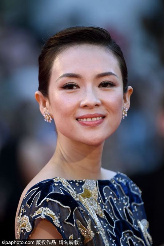 章子怡亮相多倫多電影節(jié) 醒媽大秀美背風(fēng)采依舊