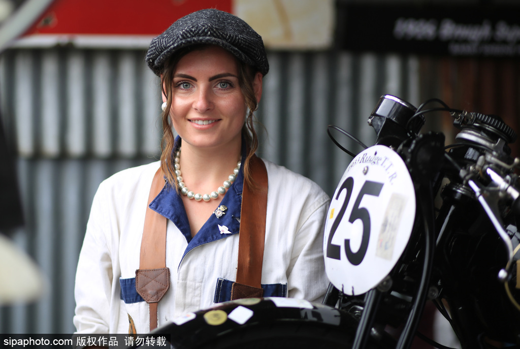 英古德伍德復(fù)古會 民眾復(fù)古裝搭配老爺車韻味十足