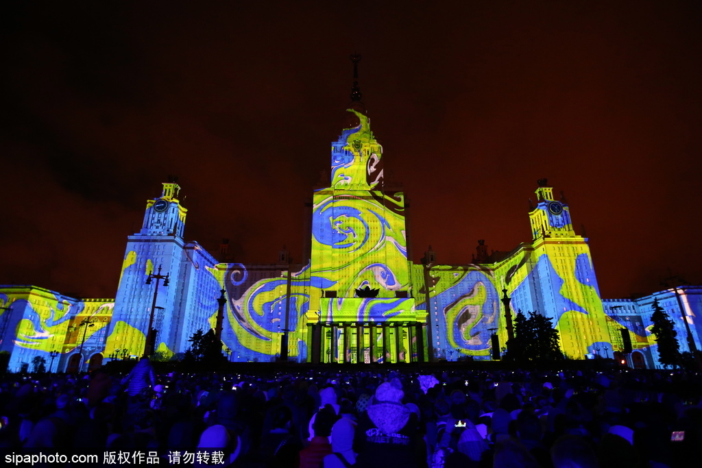 俄羅斯“光之環”國際燈光節 炫目燈光投向莫斯科各大名勝建筑