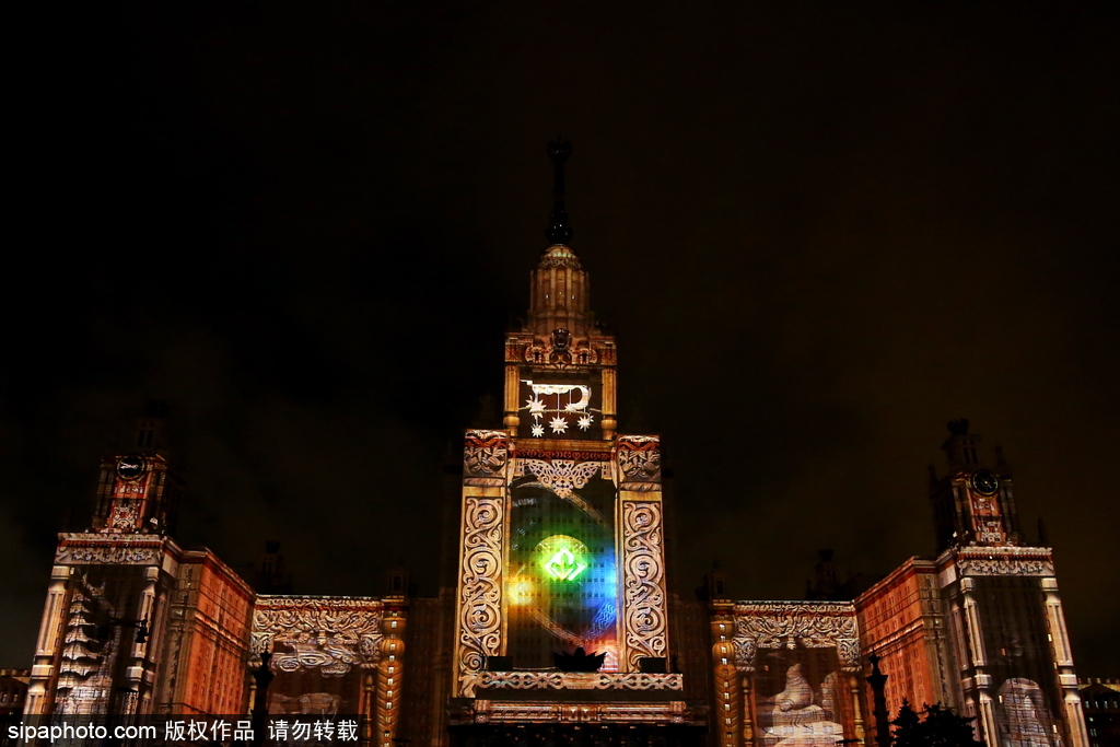 俄羅斯“光之環”國際燈光節 炫目燈光投向莫斯科各大名勝建筑