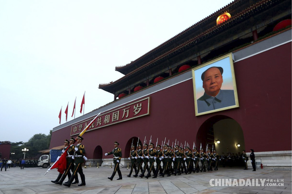 天安門廣場舉行國慶升旗儀式 超過10萬名群眾現場觀看