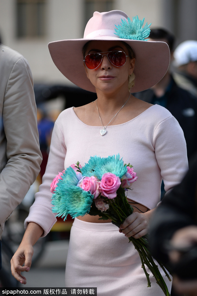 Gaga手持鮮花粉裙現身不慎露圓滾滾小肚腩疑發福