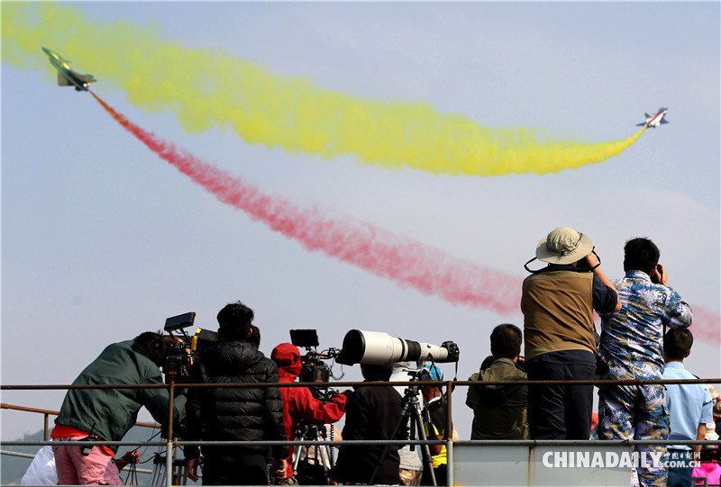 2016珠海航展開(kāi)幕 殲-20亮相表演