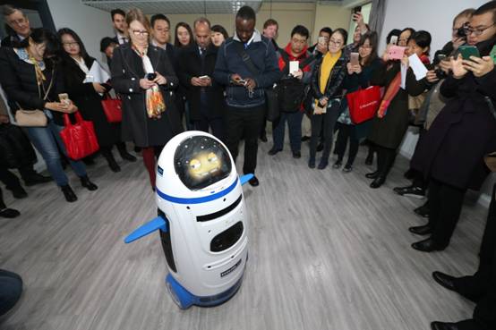 它是人類新伙伴?進化者機器人小胖萌化中外大V