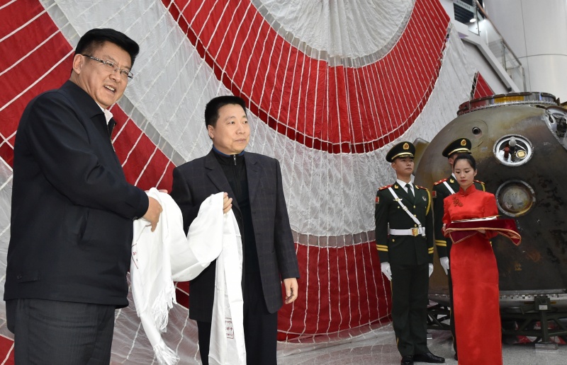 神舟十一號飛船返回艙開艙儀式在京舉行