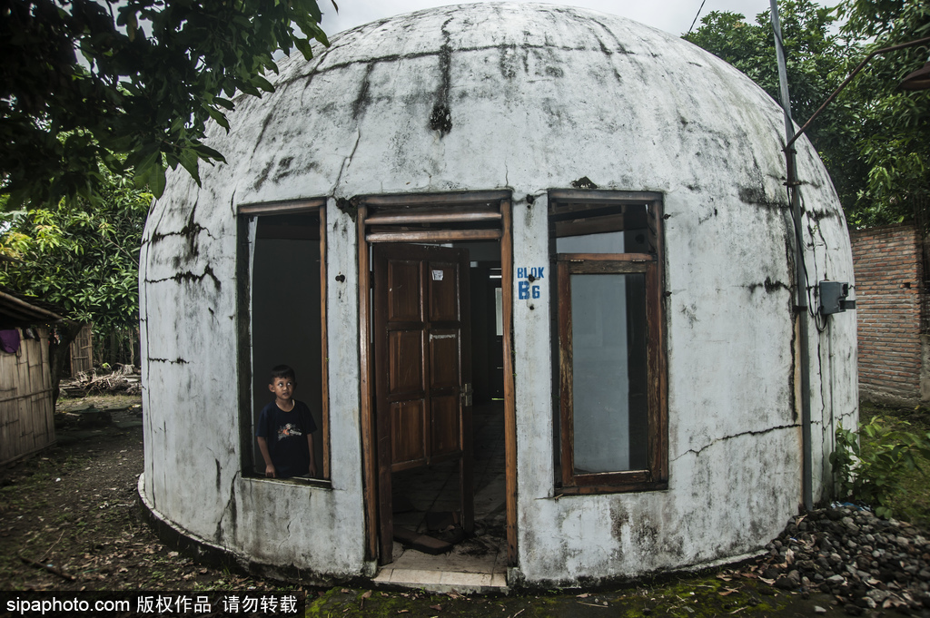 印尼海嘯十年后的災(zāi)民村 圓頂房屋造型奇特成旅游景點(diǎn)