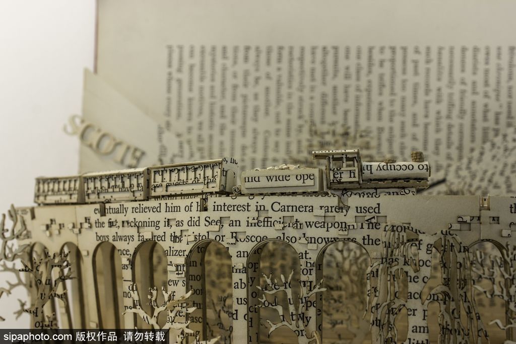 英國設(shè)計(jì)師打造立體書頁雕塑 重現(xiàn)哈利波特經(jīng)典場(chǎng)景