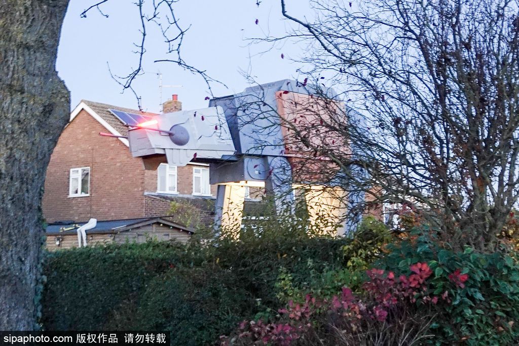 英骨灰級《星球大戰》粉絲為兒子仿造“戰車”