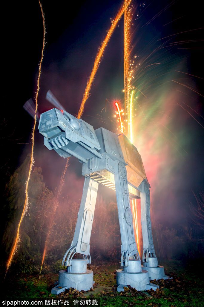 英骨灰級《星球大戰(zhàn)》粉絲為兒子仿造“戰(zhàn)車”