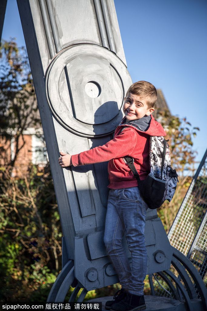 英骨灰級《星球大戰》粉絲為兒子仿造“戰車”