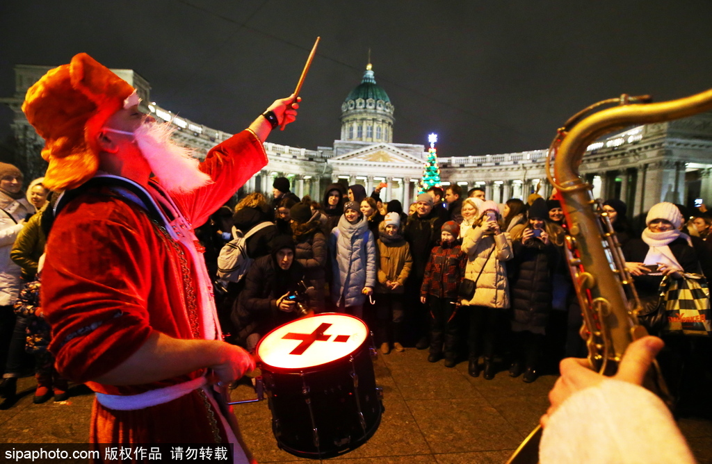 狂歡音樂巴士現身圣彼得堡 “圣誕老人”一路演奏氣氛超嗨