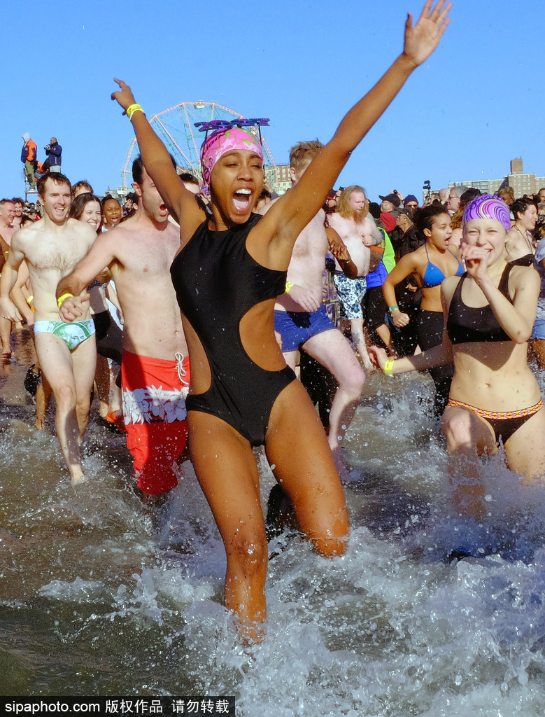 紐約“北極熊冬泳”熱辣來襲 不懼嚴寒high翻新年