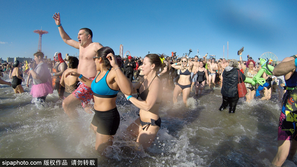 紐約“北極熊冬泳”熱辣來襲 不懼嚴(yán)寒high翻新年