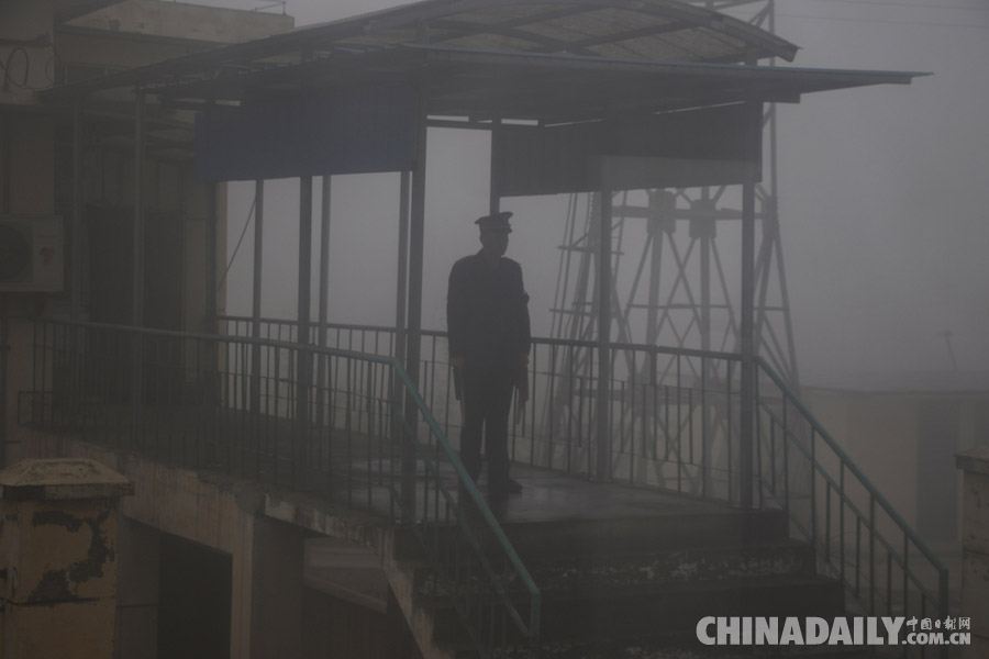 山東到北京500公里鐵路沿線(xiàn) 濃霧繚繞