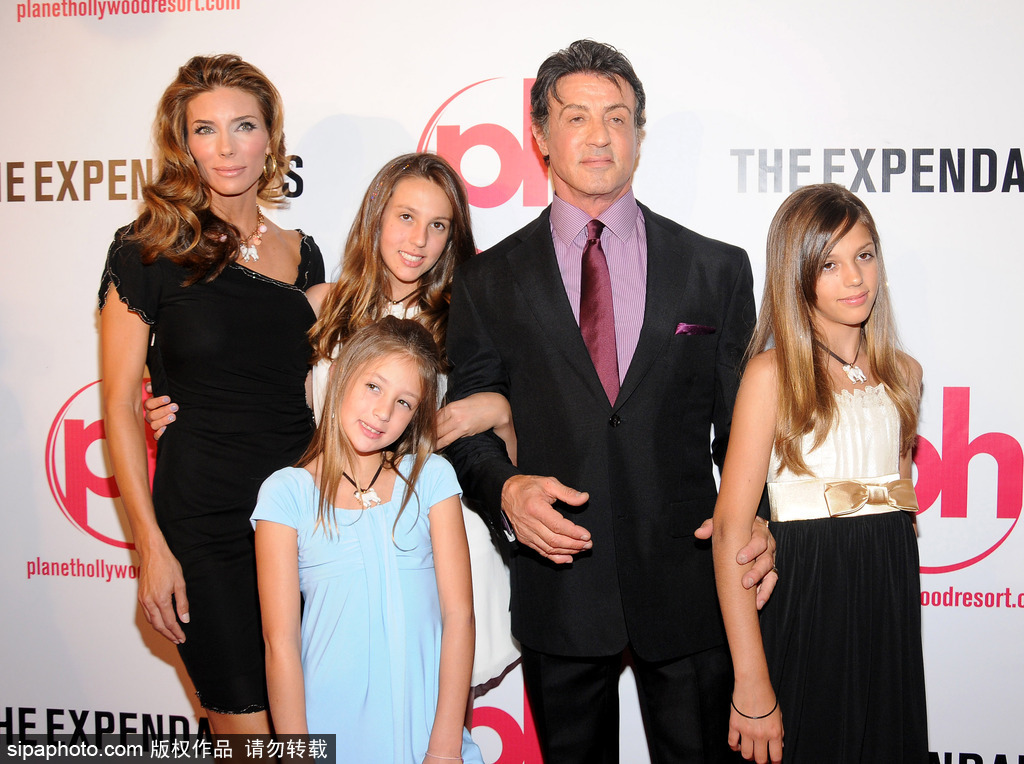 盤點(diǎn)人生贏家史泰龍的超模女兒團(tuán)！他說“最好永遠(yuǎn)不長大”