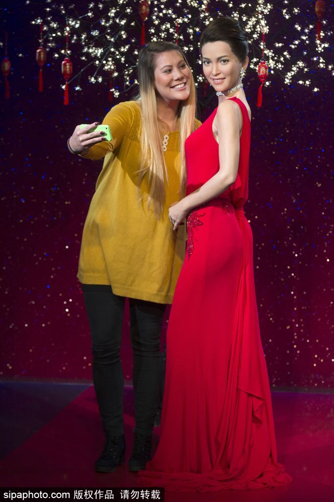 鹿晗蠟像被親掉色？盤點明星VS蠟像大對比