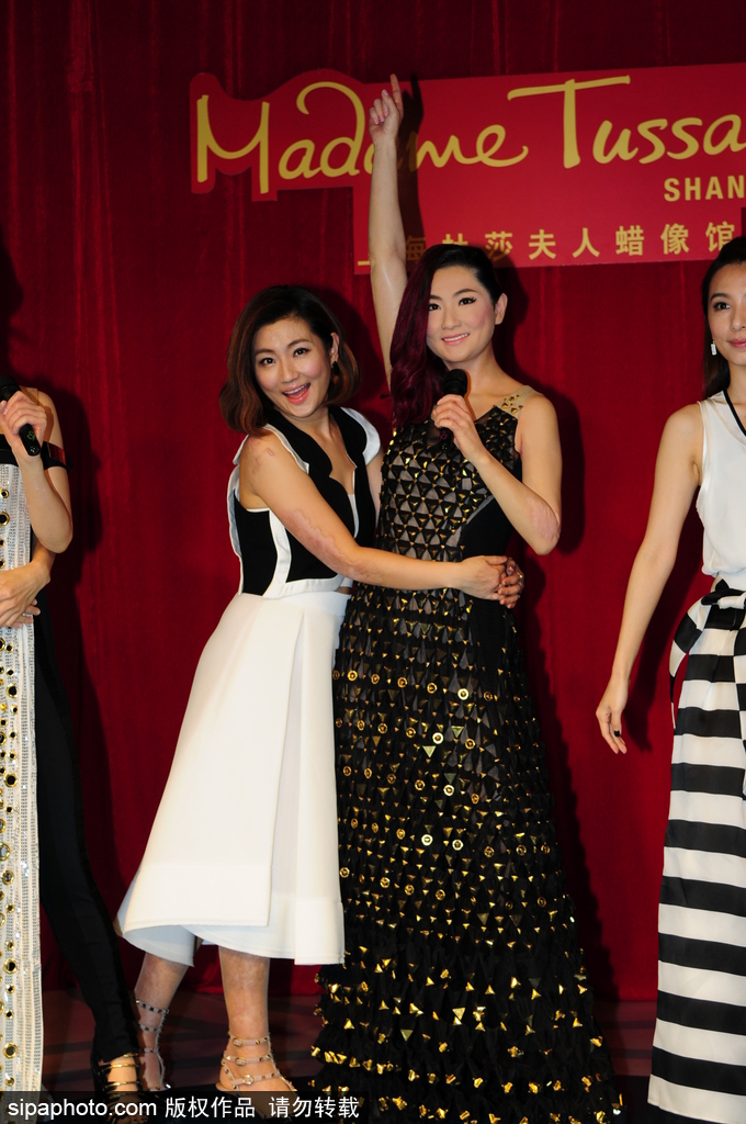 鹿晗蠟像被親掉色？盤點明星VS蠟像大對比