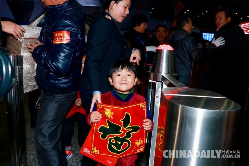 開往家鄉(xiāng)的專列：1200多名阜陽農(nóng)民工免費(fèi)乘專列返鄉(xiāng)