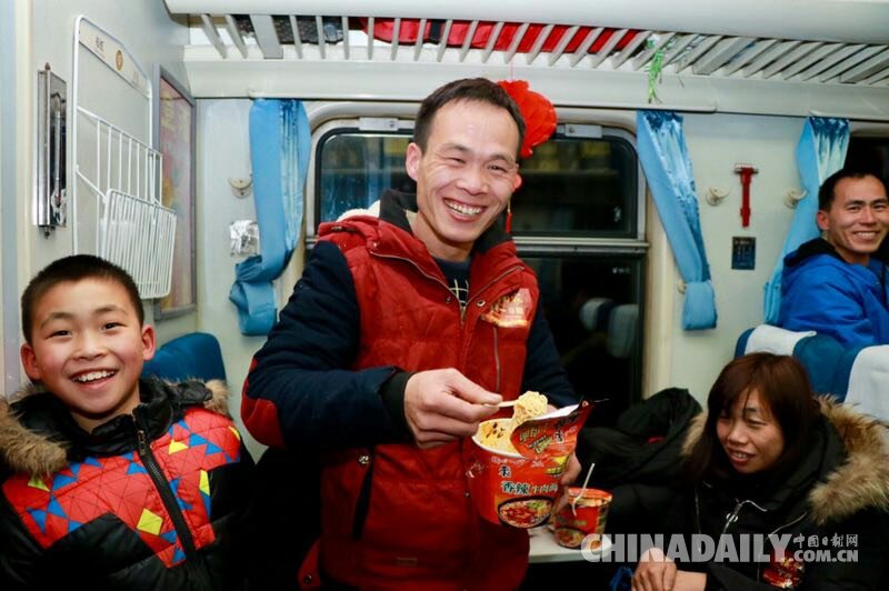 開往家鄉(xiāng)的專列：1200多名阜陽農(nóng)民工免費(fèi)乘專列返鄉(xiāng)