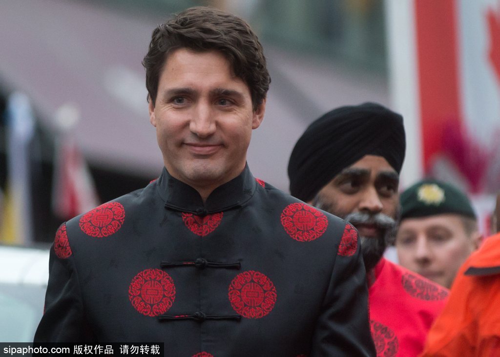 加拿大總理特魯多身著唐裝參加春節游行 撫摸舞獅頭激萌十足