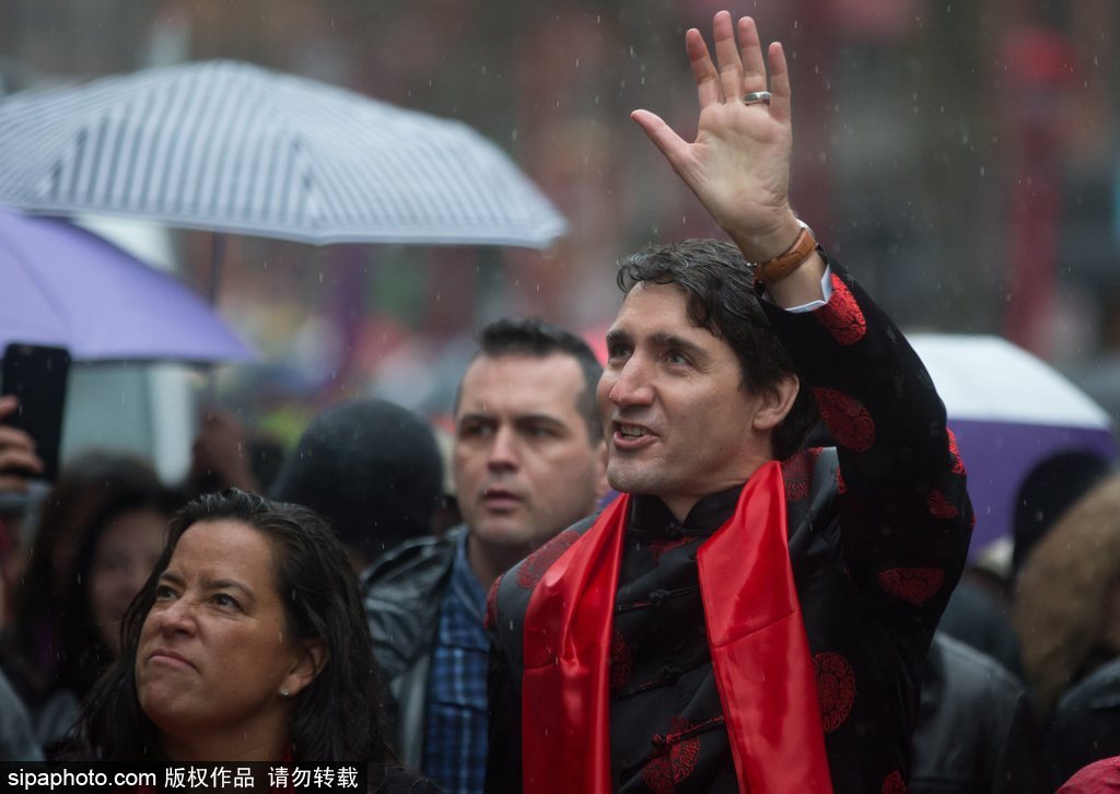 加拿大總理特魯多身著唐裝參加春節游行 撫摸舞獅頭激萌十足