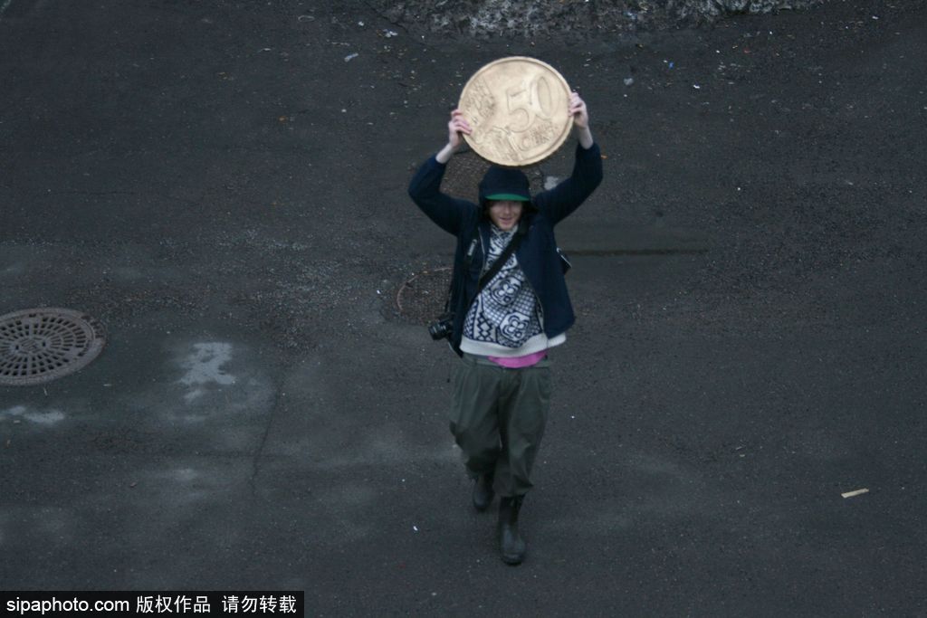 剪紙錯位藝術(shù)趣味無窮 盤點(diǎn)度假勝地巧變創(chuàng)意作品
