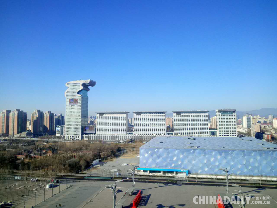 莫辜負晴空萬里 登鳥巢屋頂跑步