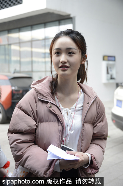 北影藝考復試現場帥哥美女如云 考生時尚裝備大PK如時裝走秀[組圖]