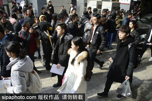 北影藝考復試現場帥哥美女如云 考生時尚裝備大PK如時裝走秀[組圖]