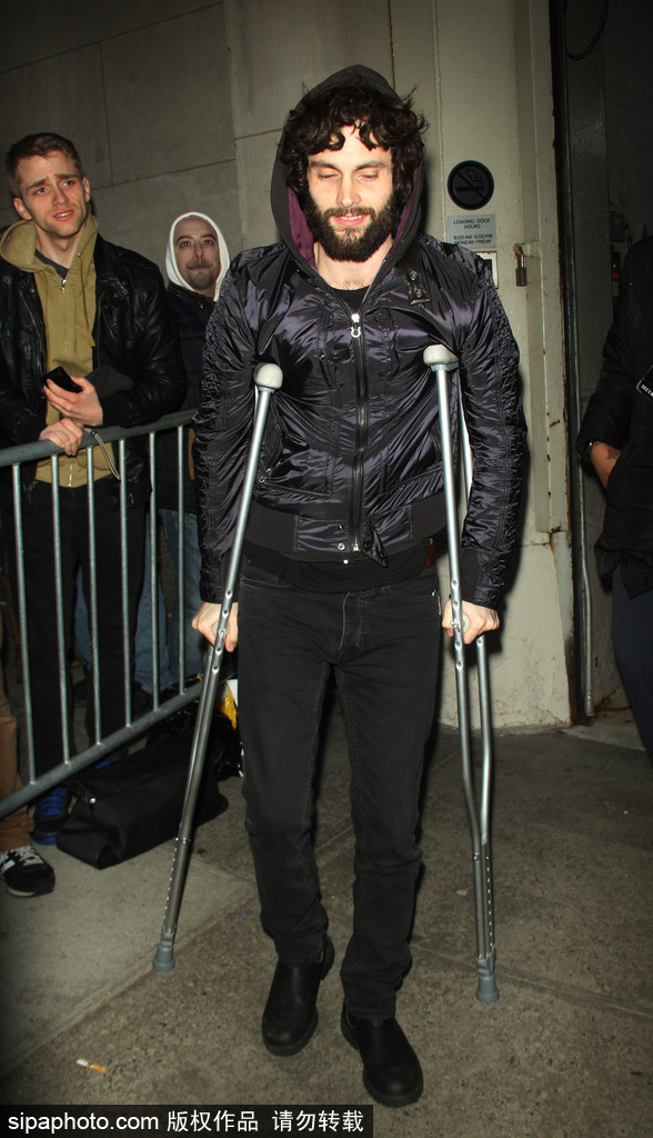 狼叔又患皮膚癌大布摔斷鎖骨 盤點帶傷亮相的明星