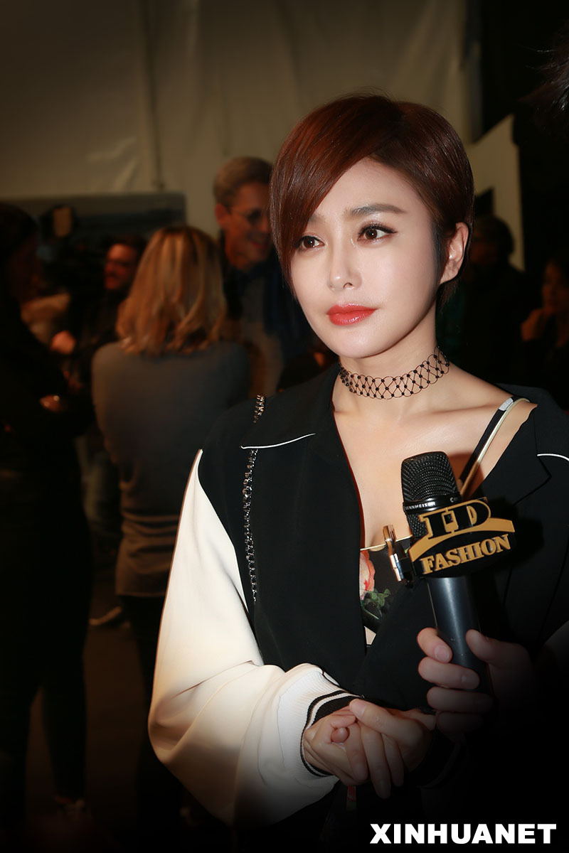 秦嵐現身米蘭時裝周 以酷帥短發造型出入秀場