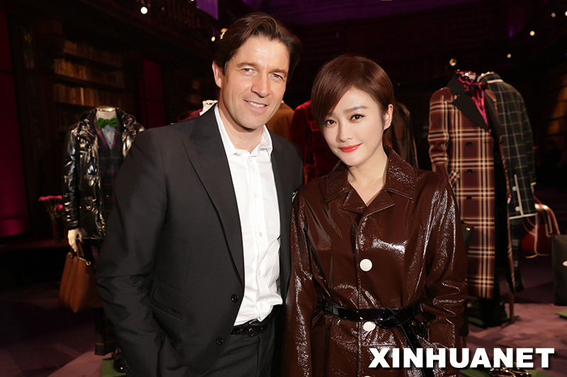 秦嵐現(xiàn)身米蘭時(shí)裝周 以酷帥短發(fā)造型出入秀場(chǎng)