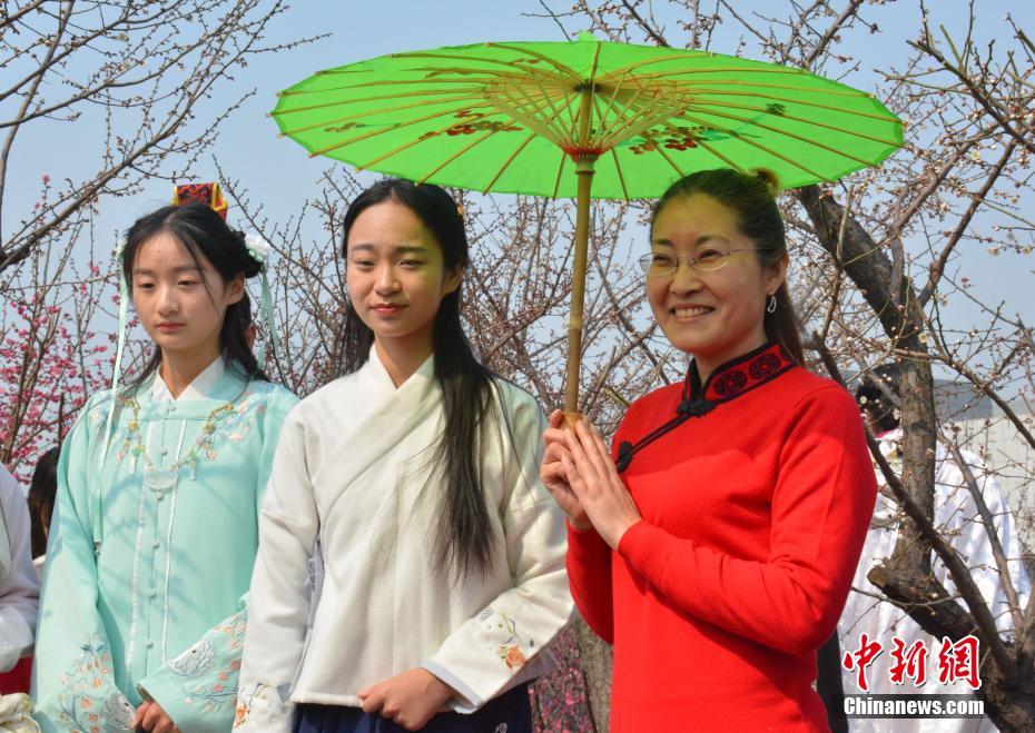 徐州梅花姹紫嫣紅迎春來(lái) 古風(fēng)漢韻穿越秀（組圖）