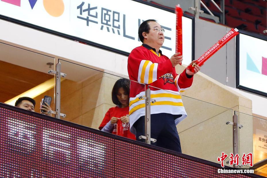 北京五棵松上演KHL冰球聯賽 英達現身觀賽（組圖）