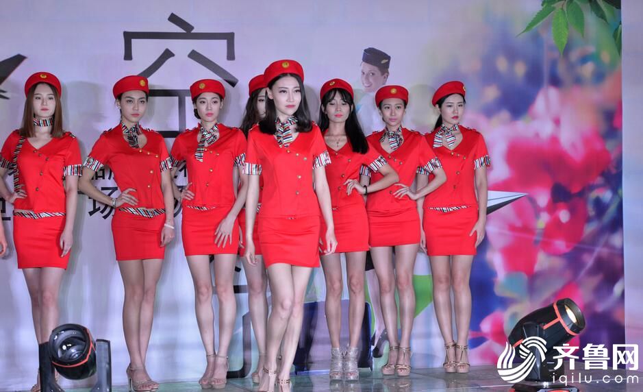 濟南模特空姐T臺秀 紅衣制服驚艷絕倫（組圖）