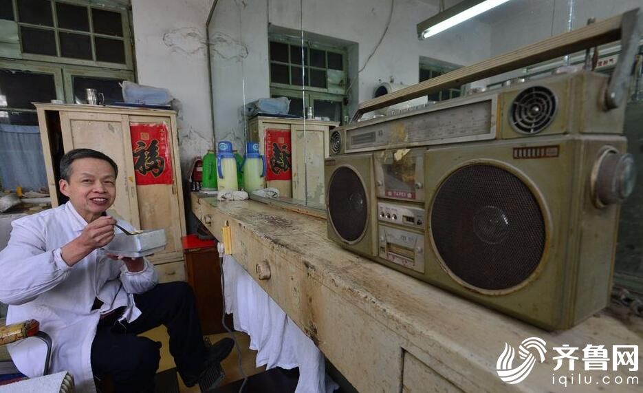 65歲老人堅(jiān)守老理發(fā)店40余年（組圖）
