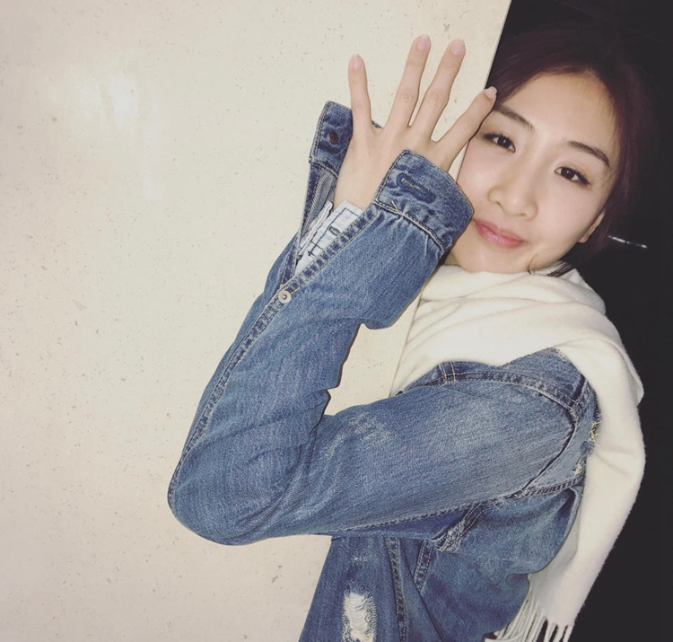 “蹦床公主”何雯娜曬潮范兒私照 網友：走路帶風！（圖）